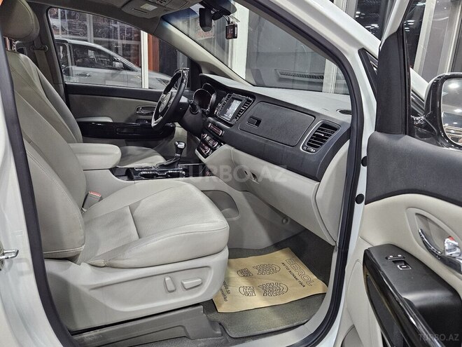 Kia Carnival-16