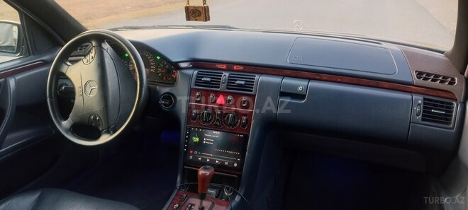 Mercedes E 240 2001, 326,000 km - 2.4 l - Zaqatala