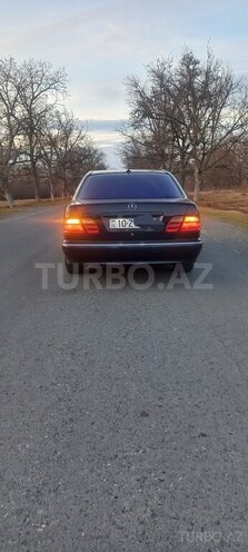 Mercedes E 240 2001, 326,000 km - 2.4 l - Zaqatala