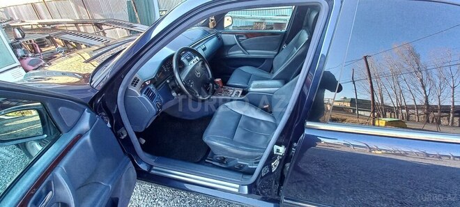 Mercedes E 240 2001, 326,000 km - 2.4 l - Zaqatala