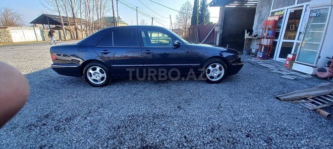 Mercedes E 240 2001, 326,000 km - 2.4 l - Zaqatala