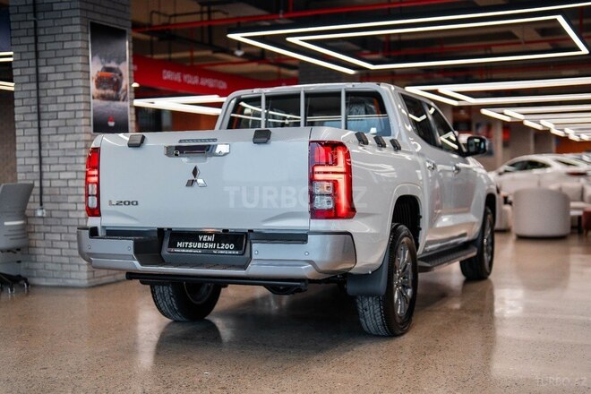 Mitsubishi L200-12