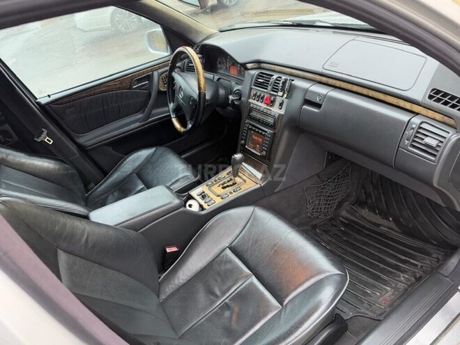 Mercedes E 320 2000, 199,000 km - 3.2 l - Xırdalan