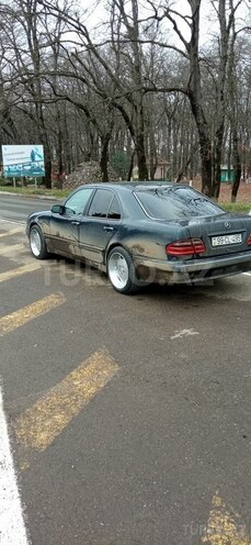 Mercedes E 220 d 2001, 435,678 km - 2.2 l - Masallı