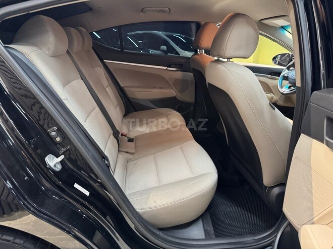 Hyundai Elantra-13