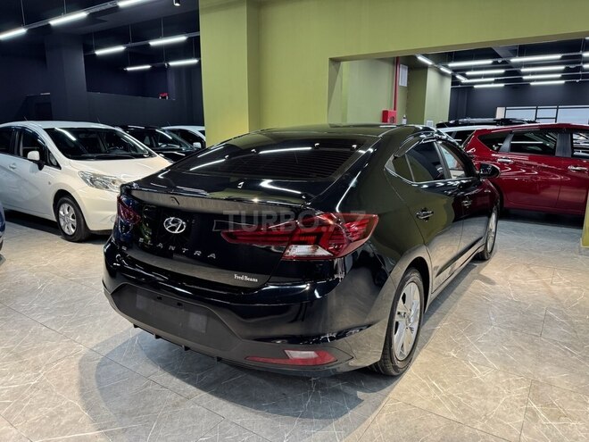 Hyundai Elantra-11