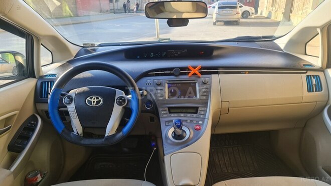 Toyota Prius-12