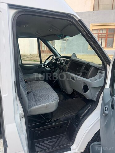 Ford Transit-12