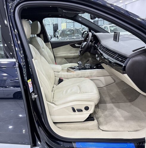 Audi Q7-12