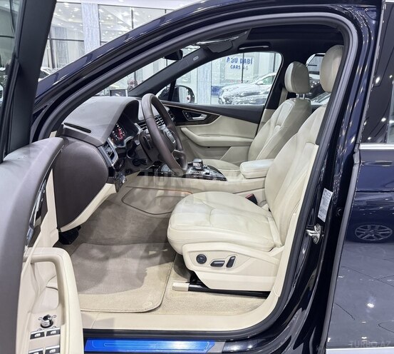 Audi Q7-11