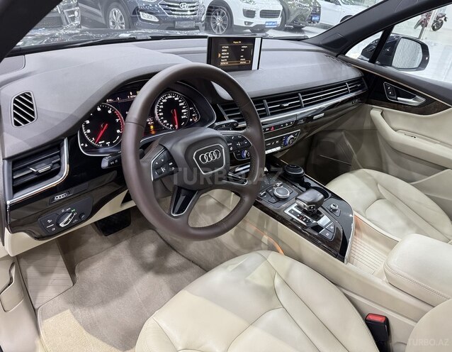 Audi Q7-9