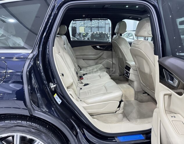 Audi Q7-13