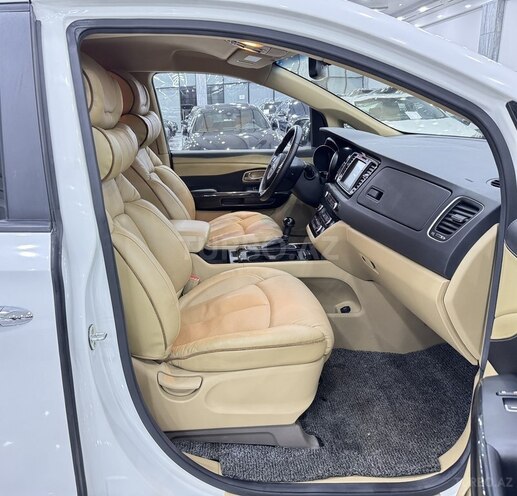 Kia Carnival-11