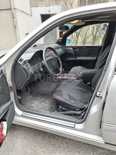 Mercedes E 230 1997, 328,200 km - 2.3 l - Bakı
