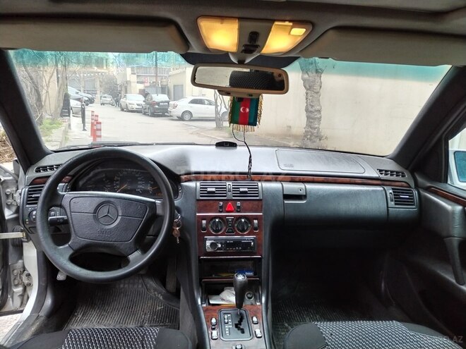Mercedes E 230 1997, 328,200 km - 2.3 l - Bakı