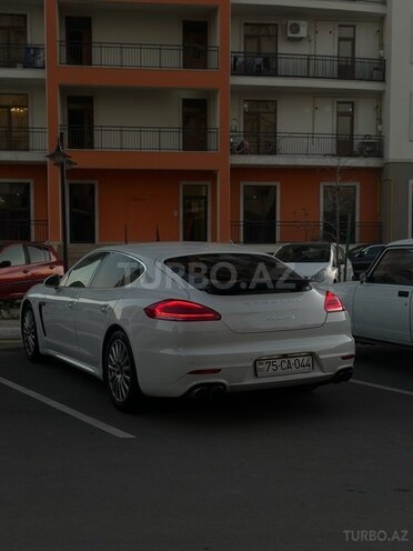 Porsche Panamera 4S-3