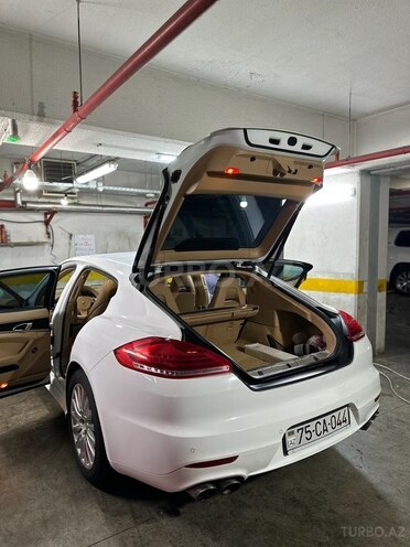 Porsche Panamera 4S-6