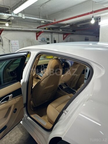 Porsche Panamera 4S-5