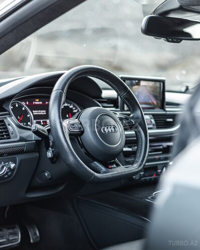 Audi RS7-8