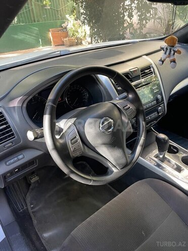 Nissan Altima-4