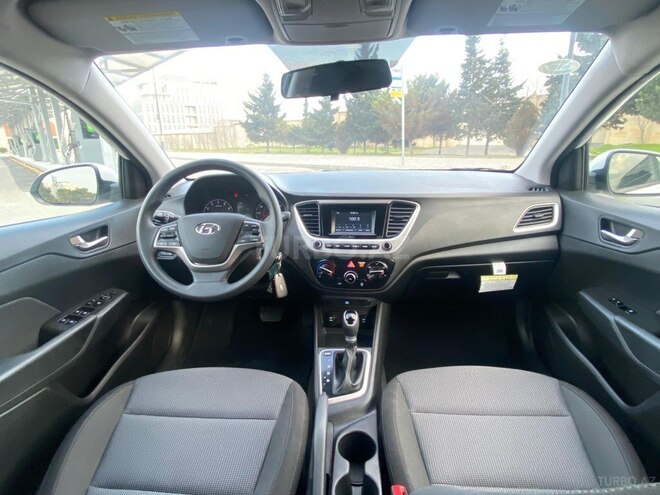 Hyundai Accent-11