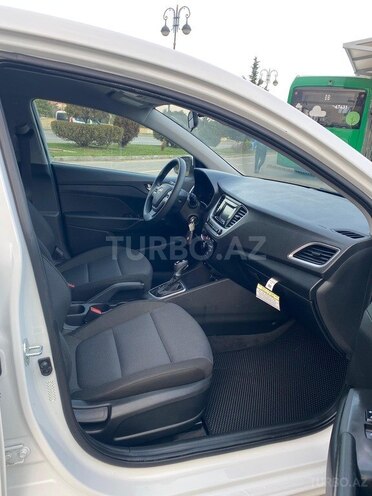 Hyundai Accent-15