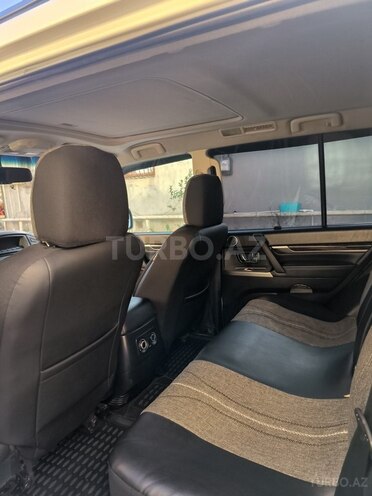Mitsubishi Pajero-13