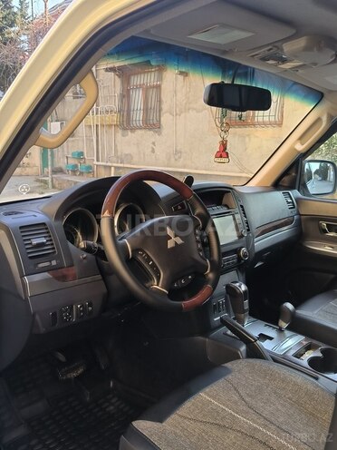 Mitsubishi Pajero-4