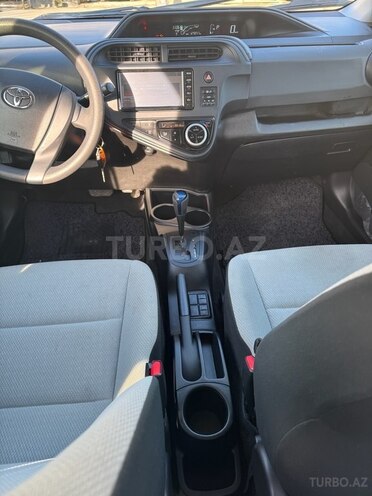 Toyota Aqua-8