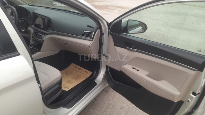 Hyundai Elantra-7