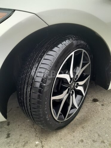 Hyundai Elantra-12