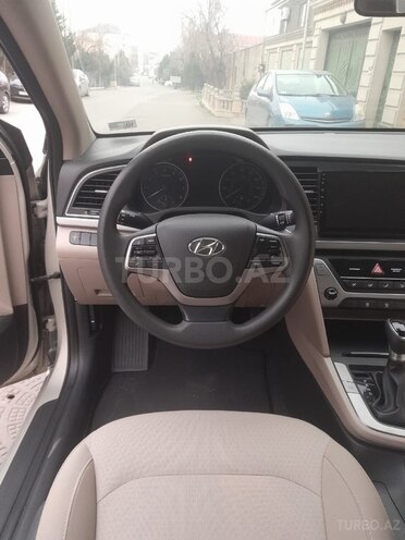 Hyundai Elantra-13