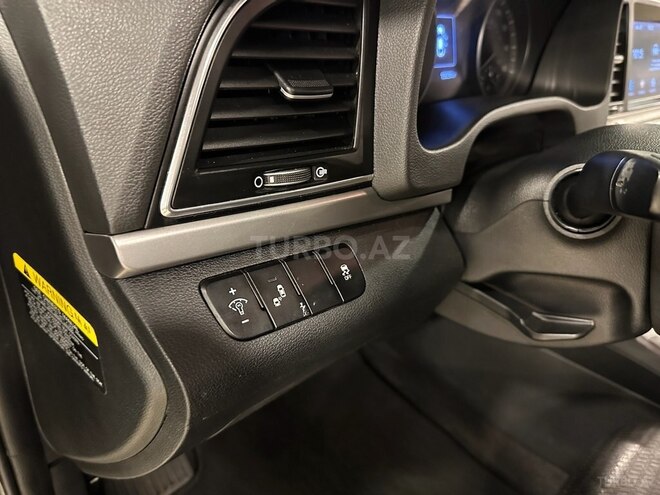 Hyundai Elantra-12