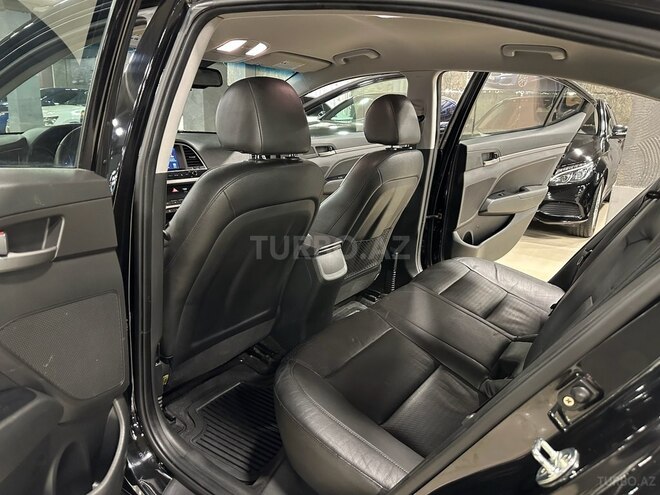Hyundai Elantra-11