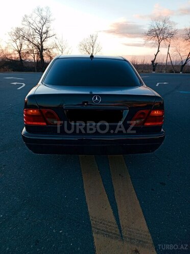 Mercedes E 240 1998, 246,441 km - 2.4 l - Zaqatala