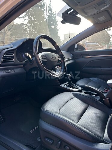 Hyundai Elantra-10