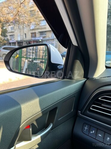 Hyundai Elantra-13