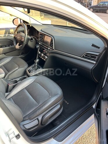 Hyundai Elantra-15