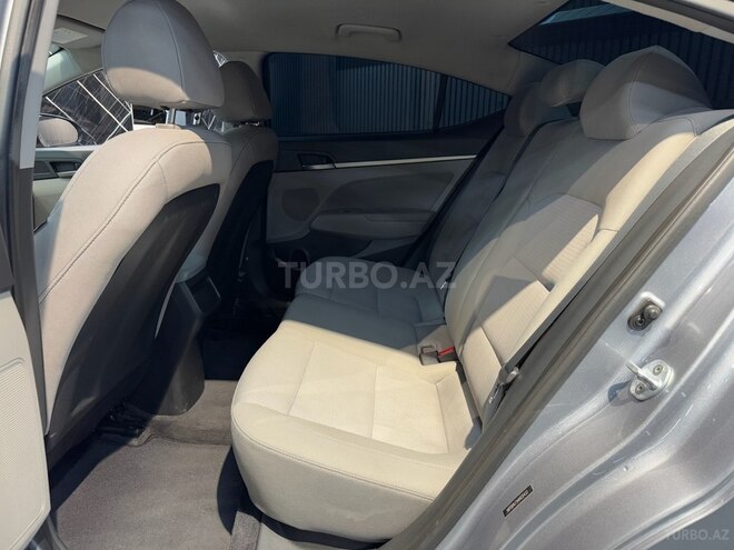 Hyundai Elantra-17