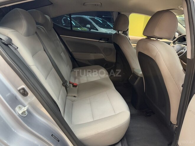 Hyundai Elantra-14