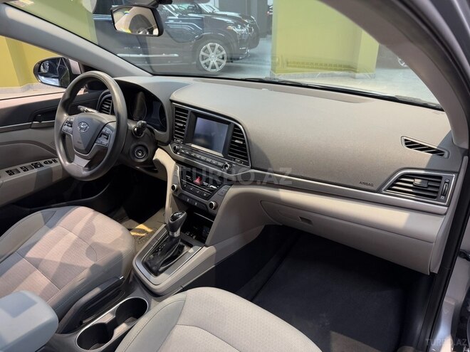 Hyundai Elantra-16