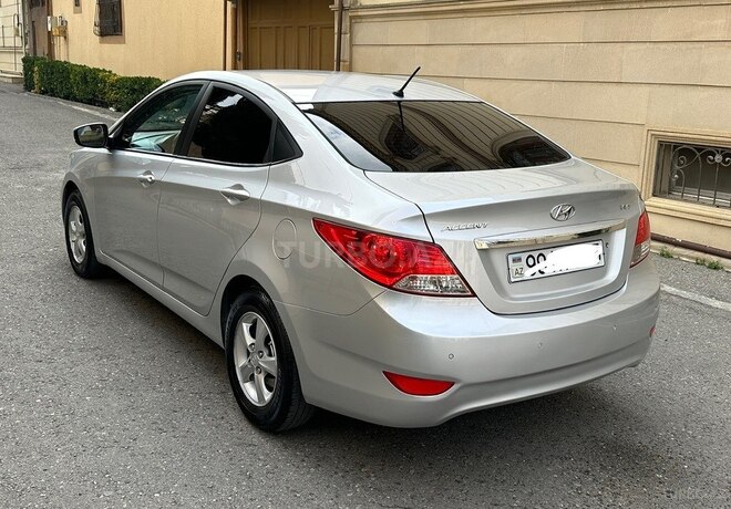 Hyundai Accent-7