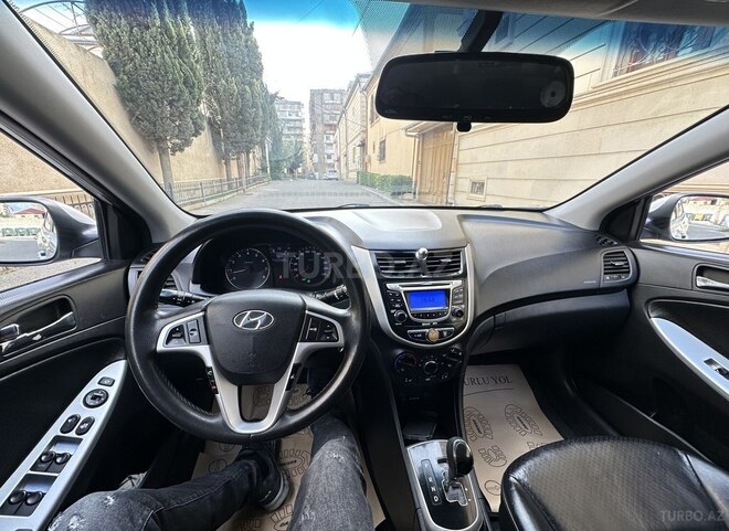 Hyundai Accent-11