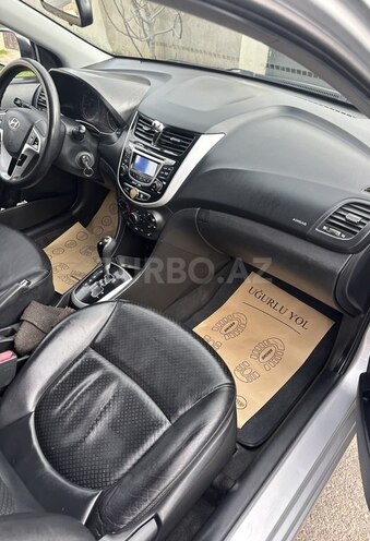 Hyundai Accent-12