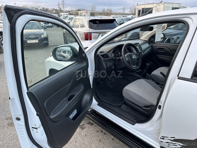 Mitsubishi L200-12