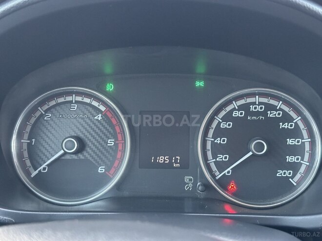 Mitsubishi L200-10