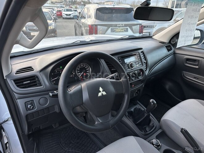 Mitsubishi L200-11