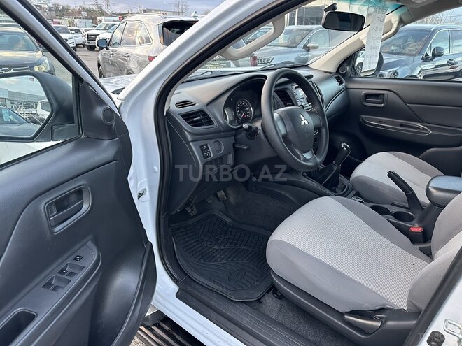 Mitsubishi L200-13