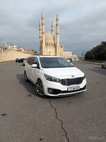 Kia Carnival-1
