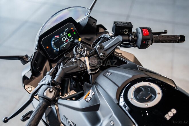 Suzuki GSX-8R-7